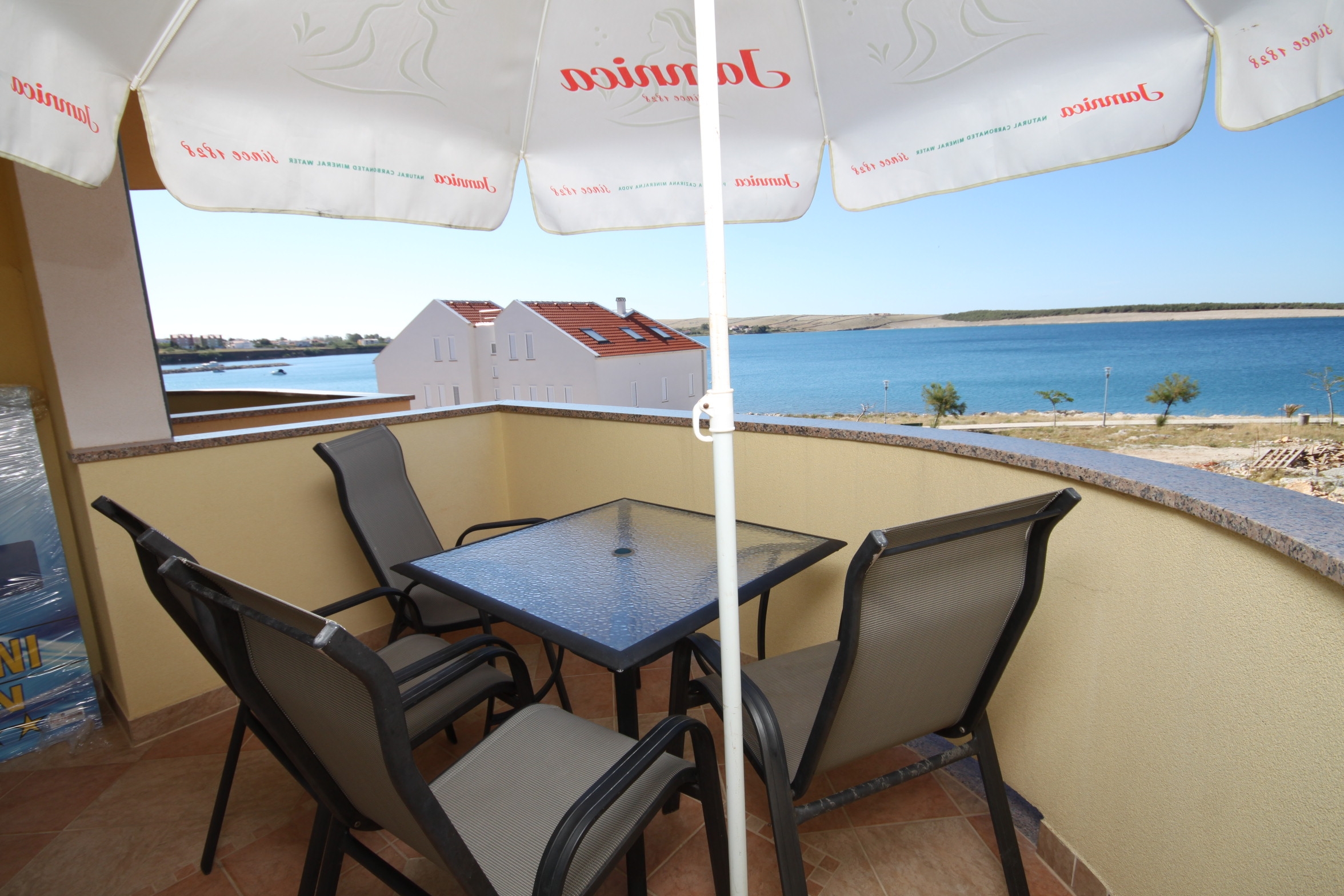 One bedroom apartment with terrace and sea view Povljana, Pag  A-d