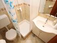Koupelna Povljana, Koupelna v ubytování typu studio-apartment, domácí mazlíčci povoleni a WiFi.