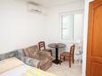 Jídelna Povljana, Jídelna v ubytování typu studio-apartment, s klimatizací, domácí mazlíčci povoleni a WiFi.