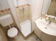 Koupelna Povljana, Koupelna v ubytování typu studio-apartment, domácí mazlíčci povoleni a WiFi.