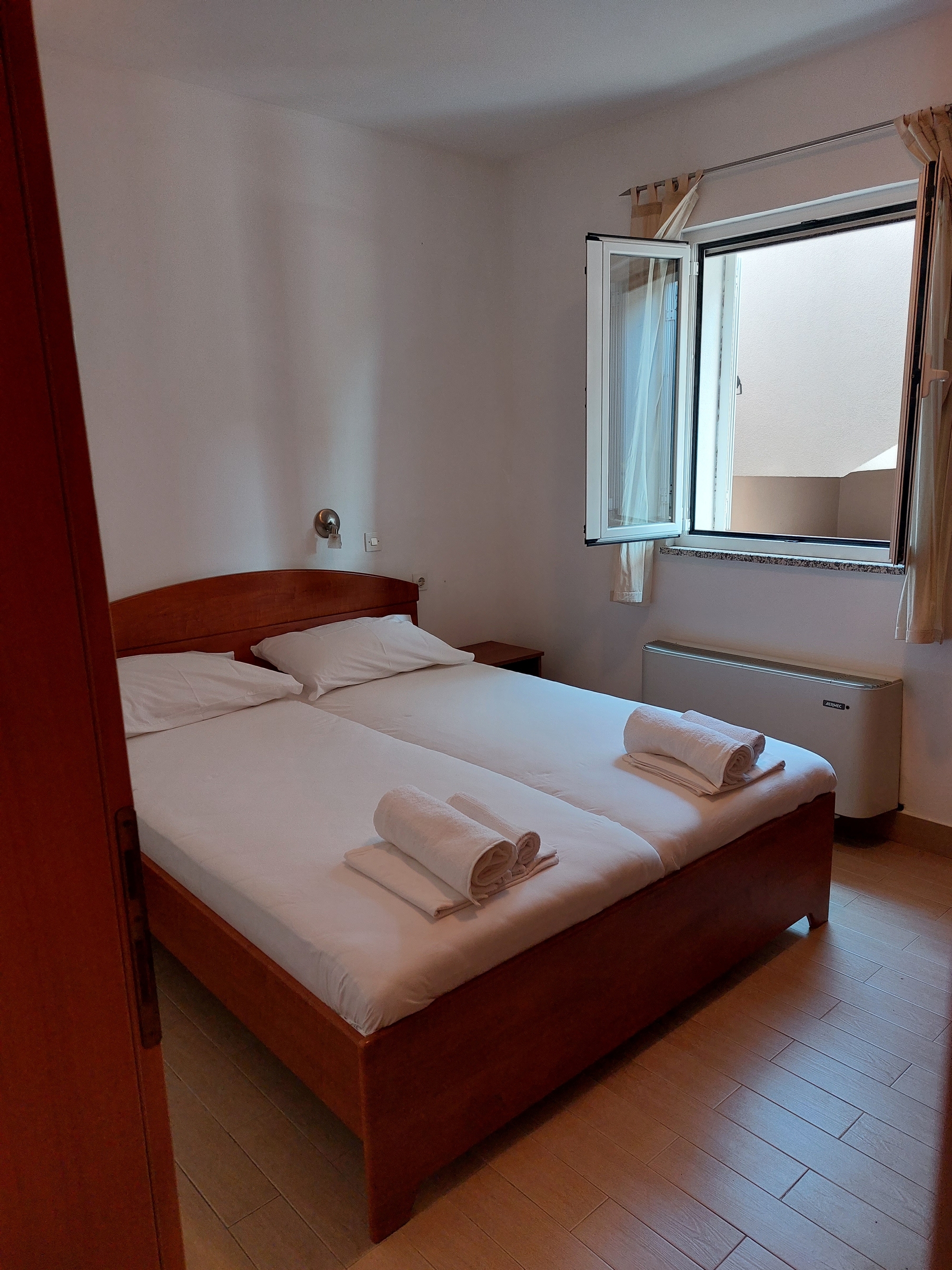 Jednosobni apartman uz plažu Lun, Pag  A-e