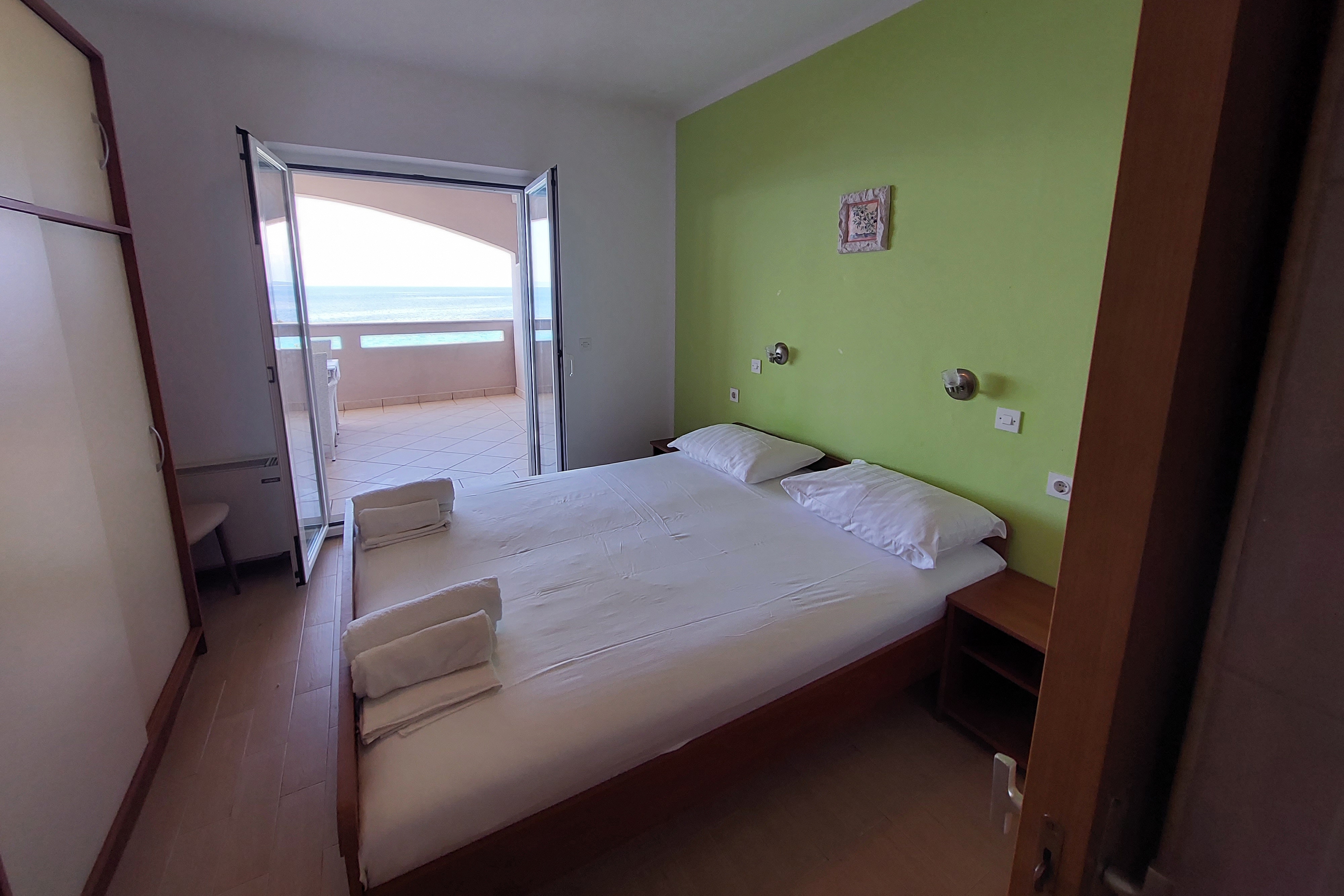 Dvosobni apartman uz plažu Lun, Pag  A-f