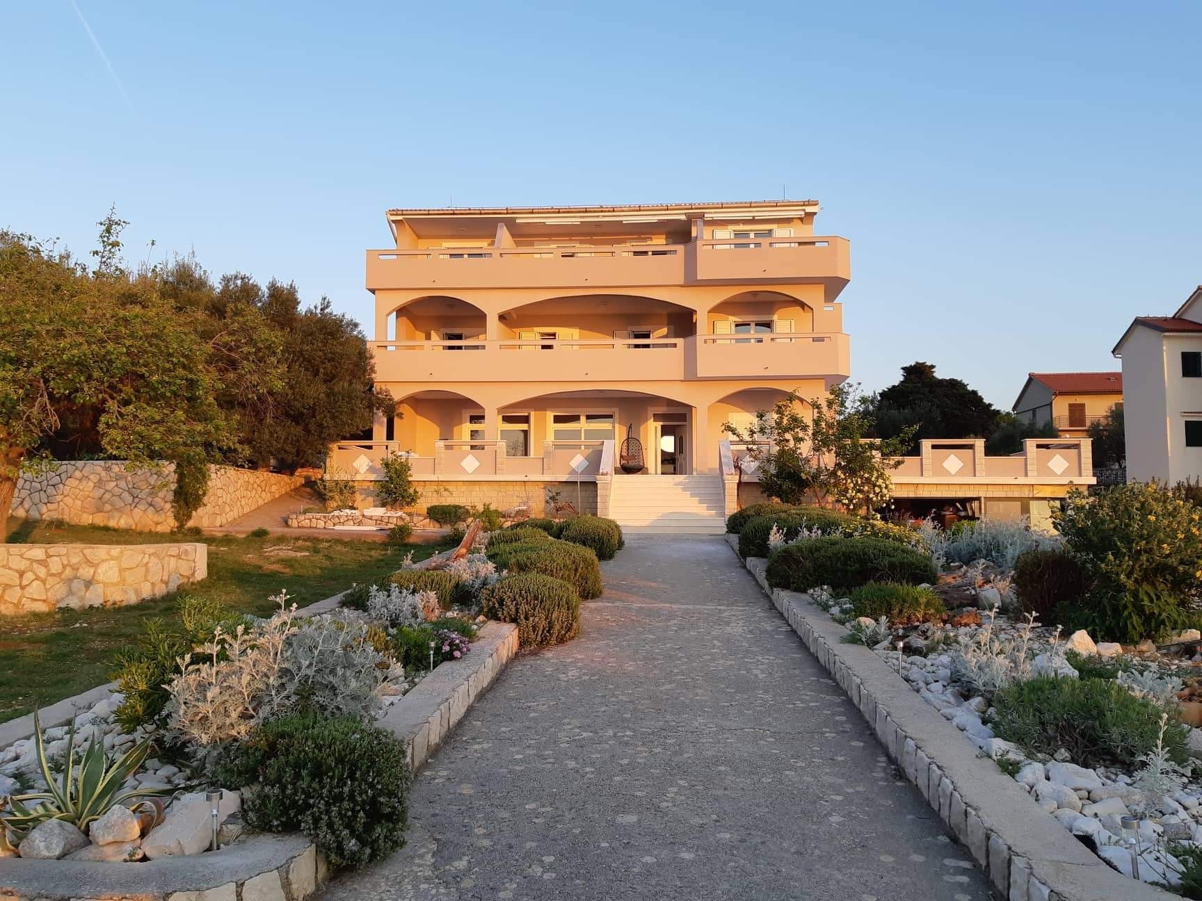 Dvosobni apartman uz plažu Lun, Pag  A-f