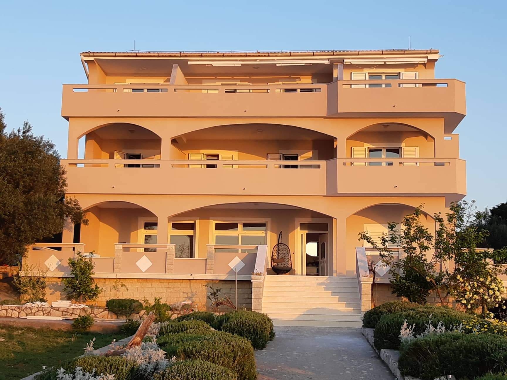 Dvosobni apartman uz plažu Lun, Pag  A-f