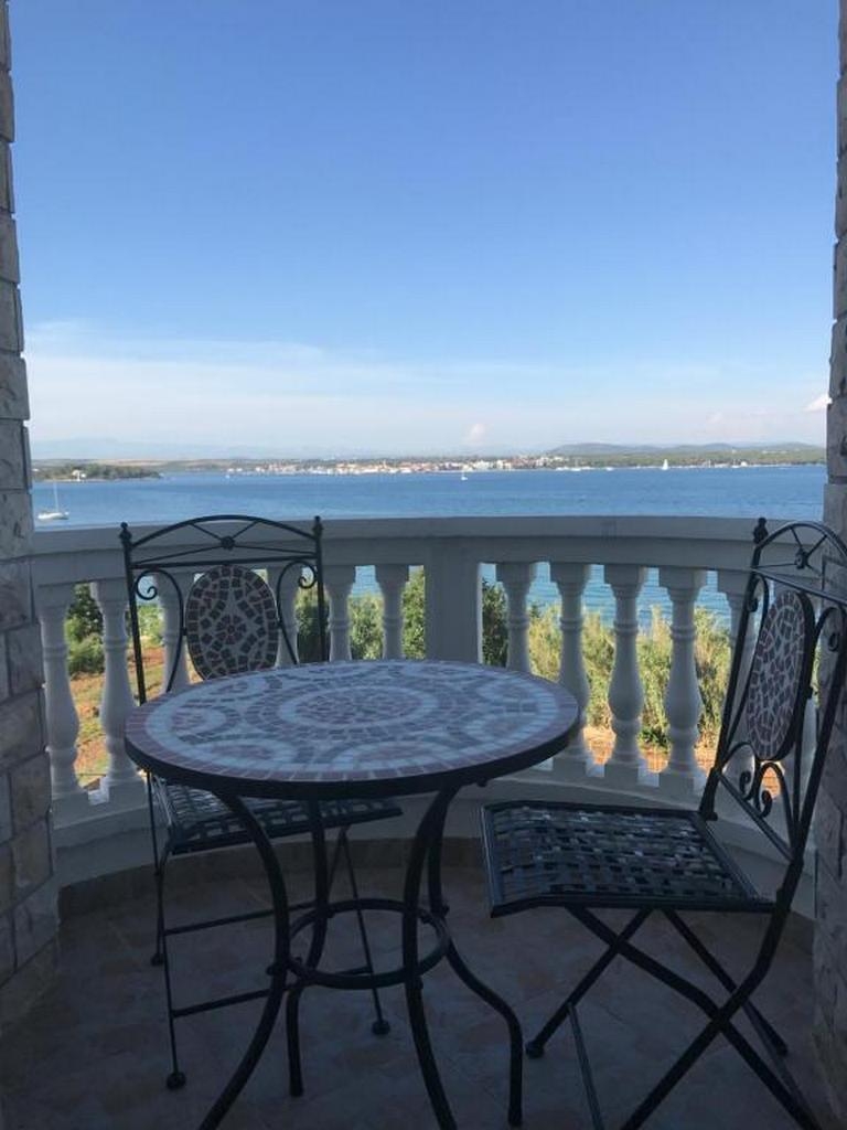 One bedroom apartment near beach Tkon, Pašman  A-d