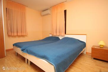 Bedroom Ubli, Bedroom in the room, dostupna klima i dopusteni kucni ljubimci.