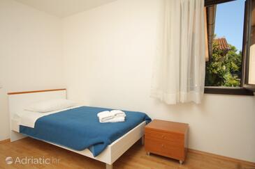 Bedroom Ubli, Bedroom in the room, dostupna klima i dopusteni kucni ljubimci.