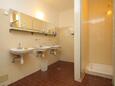 Shared bathroom Ubli, Shared bathroom in the room, dopusteni kucni ljubimci.