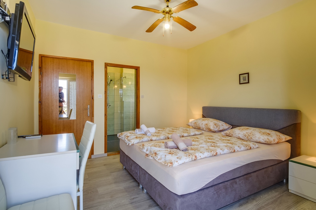 Room with balcony and sea view Mali Lošinj, Lošinj  S-g