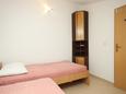 Bedroom 2 Kraj, Bedroom 2 in the apartment, air condition available, (pet friendly) and WiFi.
