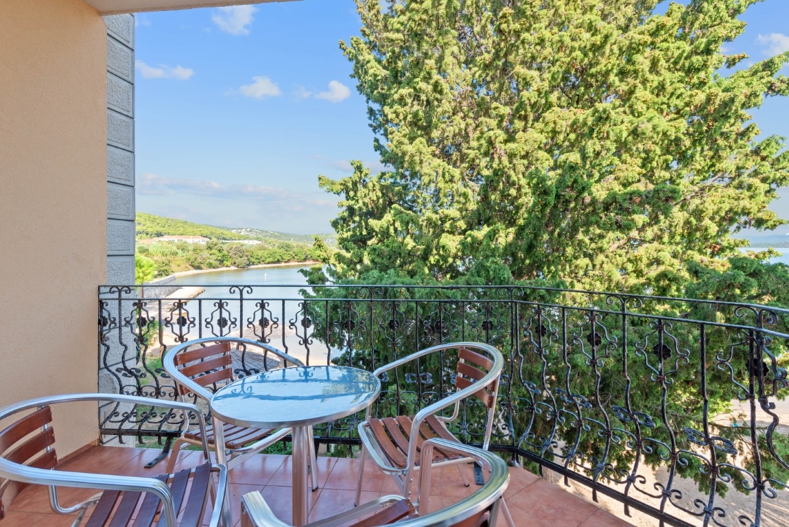 Two bedroom apartment near beach Kraj (Pašman) (A-3460-b) Two bedroom apartment near beach Kraj (Pašman) (A-3460-b)