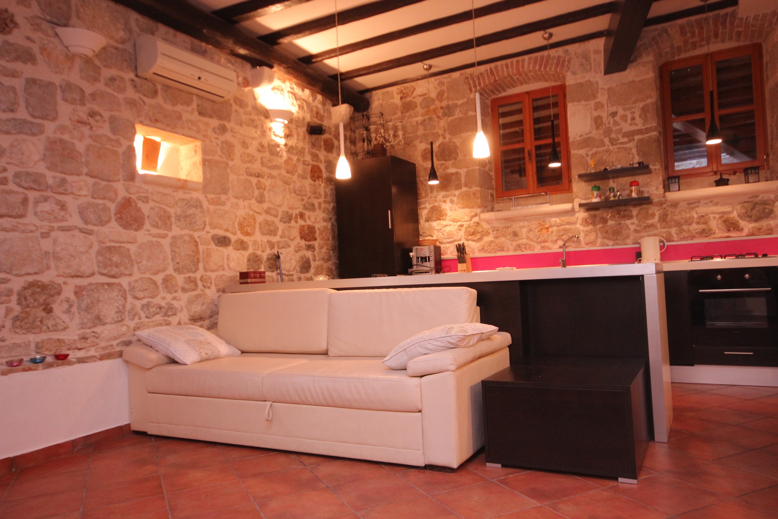 Four-bedroom house near beach Komiža, Vis (K-3469)
