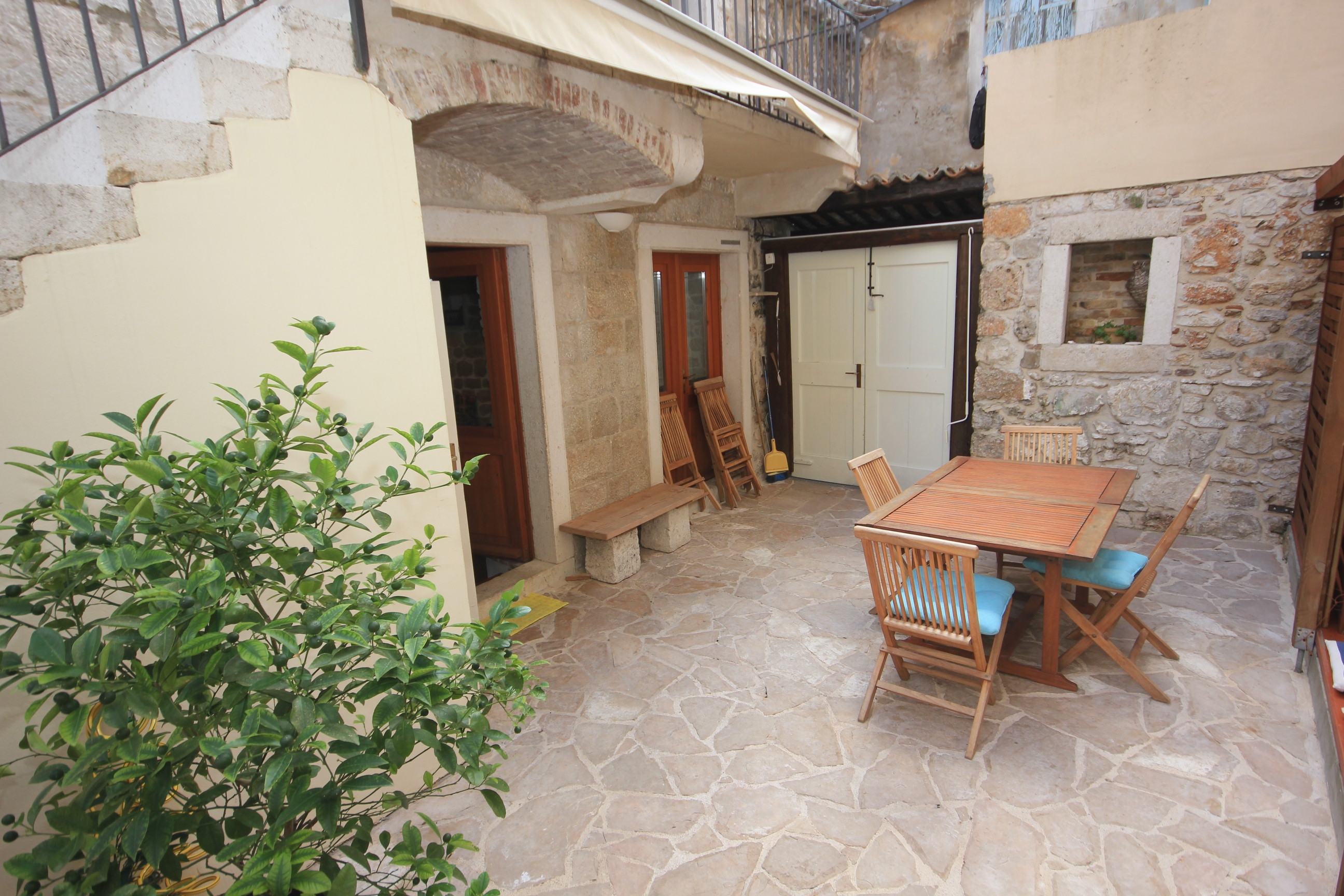 Four bedroom house near beach Komiža, Vis  K