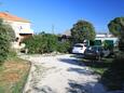 Ugljan, Ugljan, Parking 348 - Appartement à proximité de la mer avec une plage de galets.