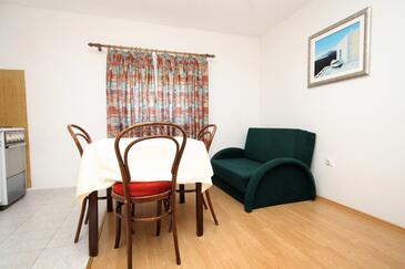 Molunat, Dining room in the apartment, air condition available, (pet friendly) and WiFi.