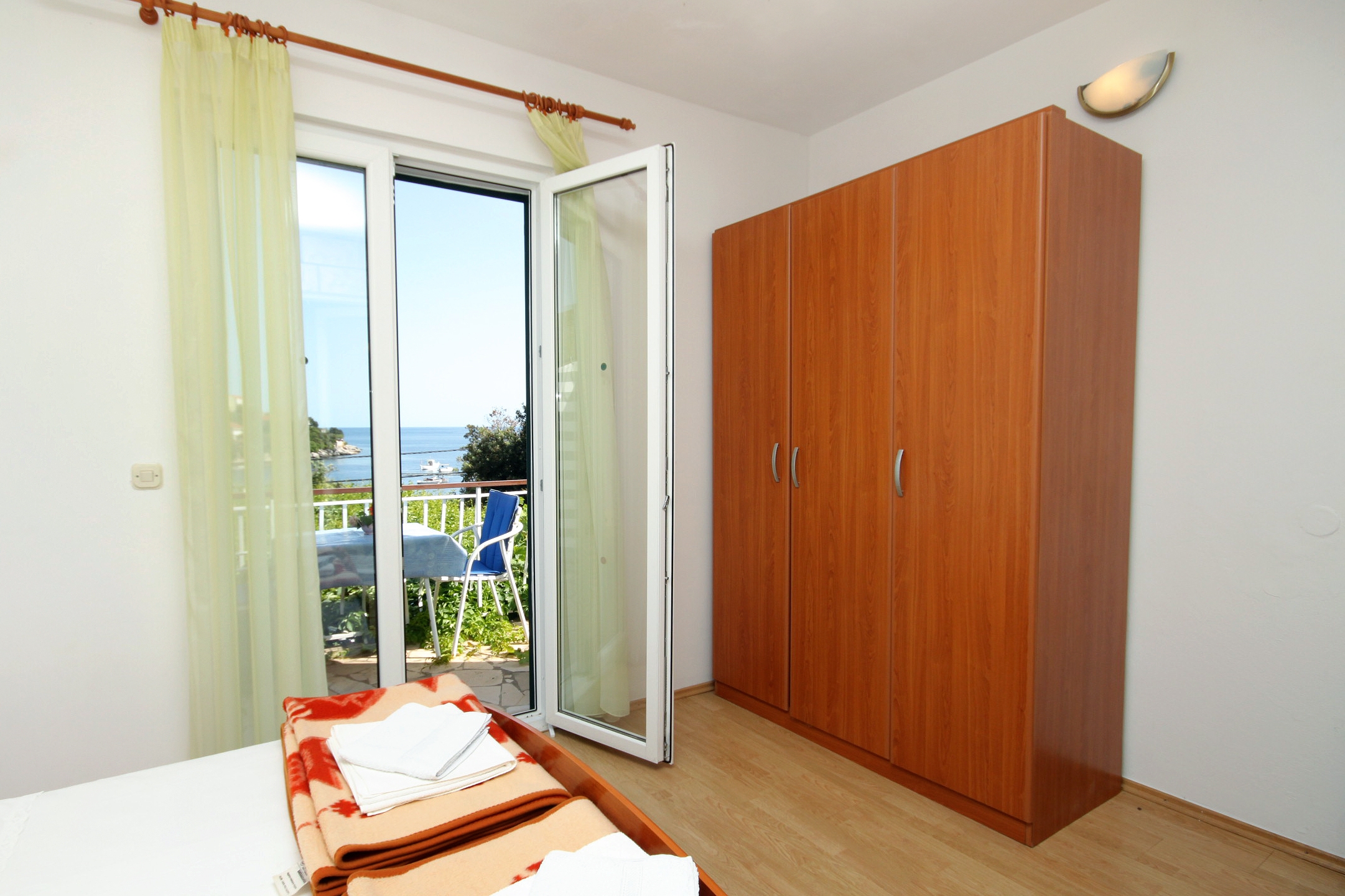 One bedroom apartment near beach Molunat, Dubrovnik  A-d
