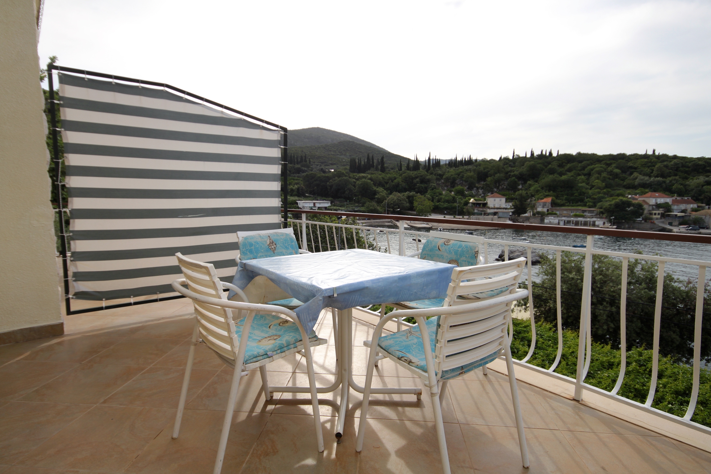 One bedroom apartment near beach Molunat, Dubrovnik  A-f