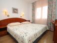 Ložnice Cavtat, Ložnice v ubytování typu studio-apartment, domácí mazlíčci povoleni a WiFi.