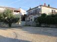 Parking lot Novalja, Pag, Parking lot 3558 - Apartments with pebble beach.