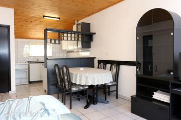Dining room Lumbarda, Dining room in the studio-apartment, dopusteni kucni ljubimci i WIFI.