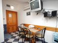 Dining room Sućuraj, Dining room in the apartment, air condition available, (pet friendly) and WiFi.
