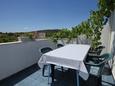 Sućuraj, Terraza in the studio-apartment, with a sea view, (pet friendly) y WiFi.