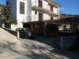 Parking lot Jelsa, Hvar, Parking lot 4007 - Apartments with pebble beach.