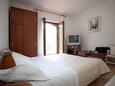 Stari Grad, Bedroom in the studio-apartment, air condition available, (pet friendly) and WiFi.