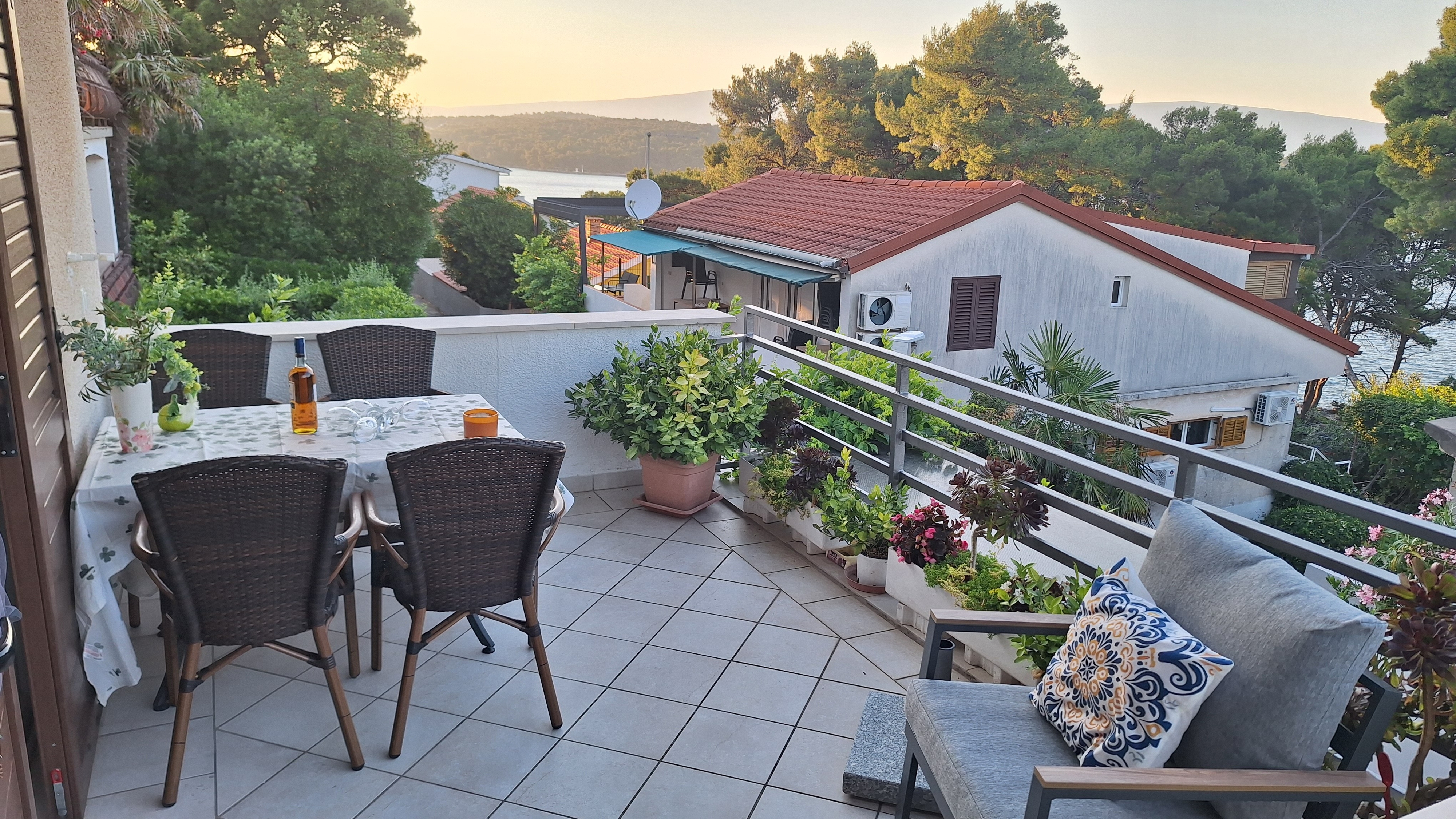 One bedroom apartment with terrace and sea view Jelsa, Hvar  A-b