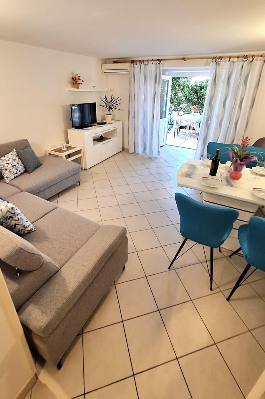 Two bedroom apartment with terrace Jelsa, Hvar (A-4017-c) Two bedroom apartment with terrace Jelsa, Hvar (A-4017-c)
