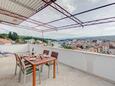 Vrboska, Terrasse dans l’hébergement en type apartment, avec la vue sur la mer, animaux acceptés et WiFi.