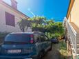 Parking lot Jelsa, Hvar, Parking lot 4028 - Apartments with pebble beach.