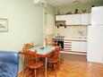 Sućuraj, Dining room in the apartment, air condition available, (pet friendly) and WiFi.