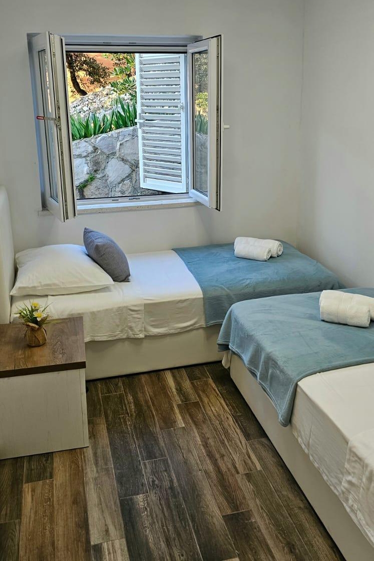 Two bedroom house near beach Cove Skozanje, Hvar  K