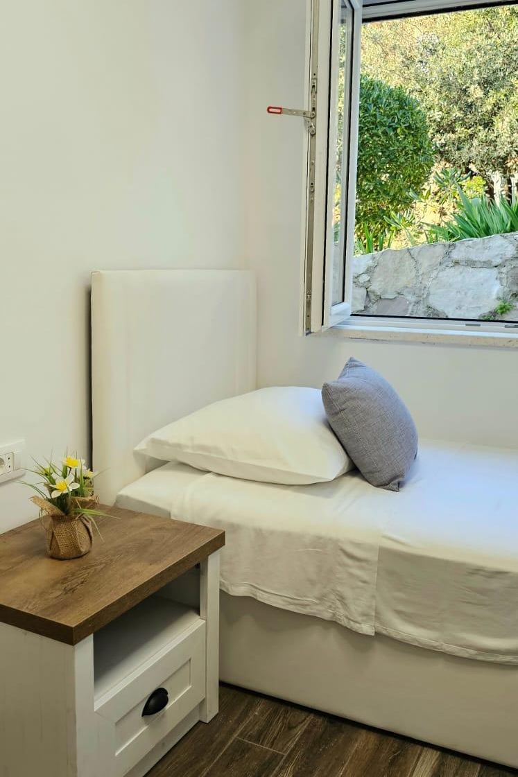 Two bedroom house near beach Cove Skozanje, Hvar  K