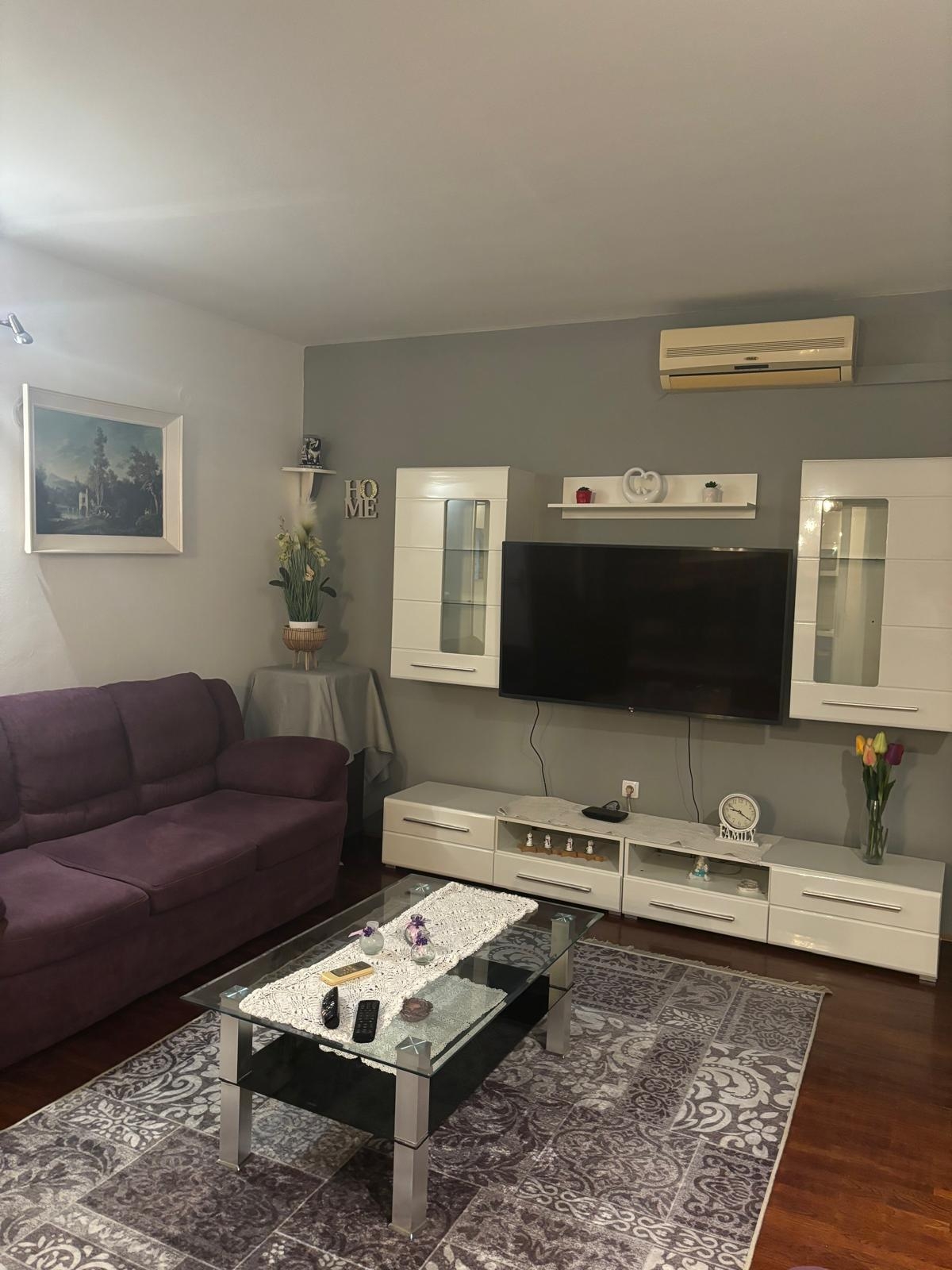 Two bedroom apartment with balcony Jelsa (Hvar) (A-4040-b)