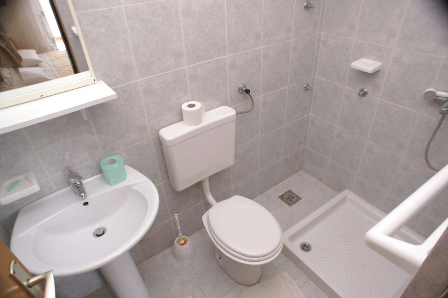 Comfortable and spacious apartment near beach Zubovići, Pag  A-a