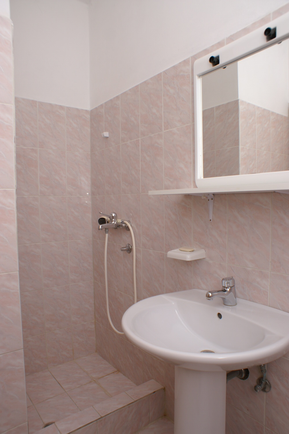 Comfortable and spacious apartment near beach Zubovići, Pag  A-a