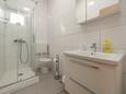 Stara Novalja, Bathroom in the studio-apartment.