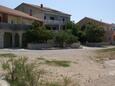 Kustići, Pag, Parking lot 4081 - Apartments near sea with pebble beach.