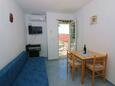 Kustići, Comedor in the apartment, air condition available y WiFi.