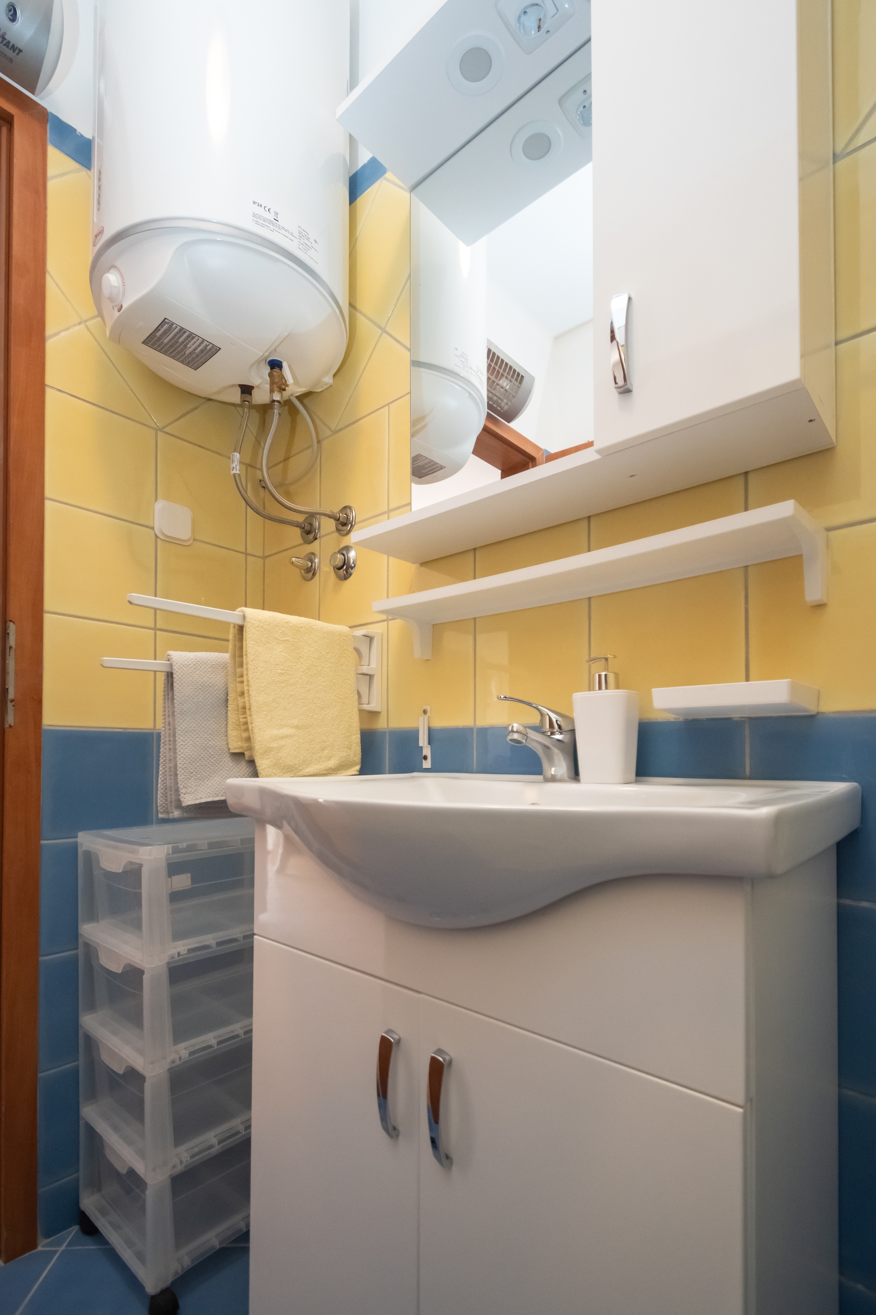 One bedroom apartment near beach Mandre, Pag  A-f