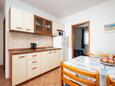 Kuchyně Mandre, Kuchyně v ubytování typu apartment, domácí mazlíčci povoleni a WiFi.