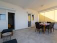 Mandre, Terrace in the apartment, with a sea view, (pet friendly) and WiFi.