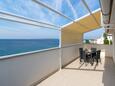 Mandre, Terrace in the apartment, with a sea view, (pet friendly) and WiFi.