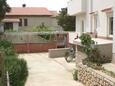 Mandre, Pag, Parkeerplaats 4098 - Appartementen near sea with pebble beach.