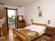 Ložnice 1 Jakišnica, Ložnice 1 v ubytování typu apartment, domácí mazlíčci povoleni a WiFi.