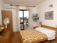 Ložnice Jakišnica, Ložnice v ubytování typu apartment, s klimatizací, domácí mazlíčci povoleni a WiFi.