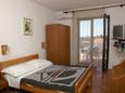 Ložnice Jakišnica, Ložnice v ubytování typu apartment, s klimatizací, domácí mazlíčci povoleni a WiFi.