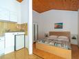 Mandre, Bedroom in the studio-apartment, (pet friendly) and WiFi.